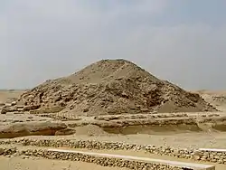 崩れたレンガや岩、砂などが大量に積み上がっている。見た目は殆ど土の山である。