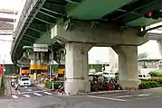 新北市側の橋脚。鉄道時代の痕跡が残る