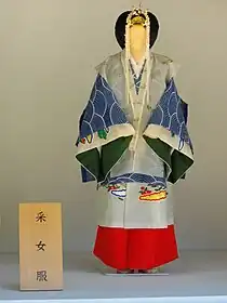 采女装束