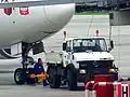 トーイングトラクターとして使用されるウニモグ
