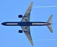 飛行中の機体を真下から見上げた写真。左右の主翼にエンジンが1つずつ備わっている。胴体が丸い機首からまっすぐ伸び、尾部で徐々に細くなって2枚の水平尾翼が取り付けられている。