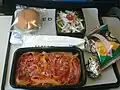 ユナイテッド航空のエコノミークラスの機内食(2013年11月)。写真のメインはパスタだが、この便ではメインとして牛丼も選択可能であった。