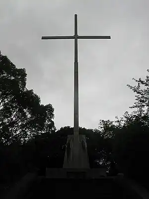 足立山中腹に建つメモリアルクロス（国際連合軍記念十字架）