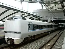 ユニバーサルシティ駅に到着した特急ユニバーサルエクスプレス
