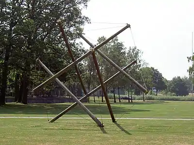 トゥウェンテ大学に設置されている彫刻作品 Het ding。テンセグリティ構造の一種で、棒状の圧縮材とワイヤ状の緊張材がイェッセンの二十面体の辺に沿う形で配置されている。