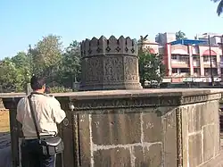1722年にチャウル沖で勝利したマラータのen:コリ人提督、カナージ・アングリアのAlibag市にあるサマディ(samadhi・マウソレウムのこと)