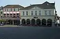 マルクト広場に面した旧市庁舎（右の黄色い建物）