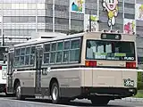 同形式車両の後部。前面と同じくマーカーランプがあり、後窓には2種類の方向指示器と連動しバス停への出入りを後方へ知らせる電光表示器が設けられている