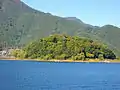河口湖南側の湖畔から見たうの島（2013年10月）