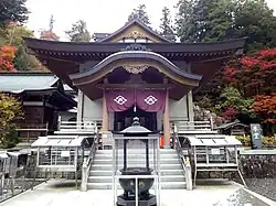 本堂、左上には毘沙門天像