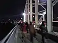 徒歩で帰宅する人たち（四ツ木橋）