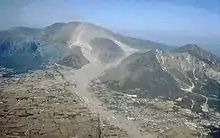 堆積した火山灰等が雨で流され土石流になる。火山泥流ともいう(長崎県雲仙岳)