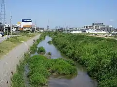 占部川（川の右側は柱町下地）