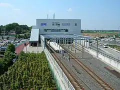 駅舎南側。右側に線路を1線分増やせる敷地が確保されている(2005年6月)