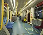車内（2114）前期に製造された車両はクロスシートの数が多い