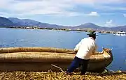 トトラ葦でできた船を引くウル人の男性