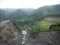 ダム堤体から下流を望む（2012年9月）