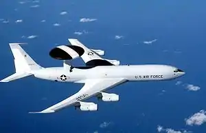 早期警戒管制機（AWACS）。機体の上部に回転式のレドームを背負っている。