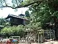 境内社（金山彦神社・代々七福稲荷神社）の鳥居。背後に見えているのは天寧寺 (尾道市)の三重塔。