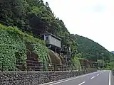 道路よりホームを望む（2010年5月）
