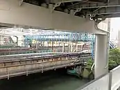 きた西口側から見た内海川跨線人道橋（右奥、2020年7月撮影）