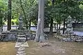 亀姫の墓（左）