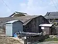 鶉野飛行場近傍に今も残る戦闘指揮所。今は民家の敷地内にある