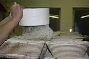 4.  バスケットに生地がくっつかないようにあらかじめ粉を振っておく。