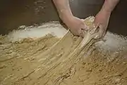 2.  生地からパン一個分を切り分け、形を整える。