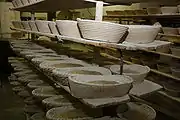 5.  生地を粉を振ったバスケットに置く。