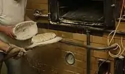 9.  生地をピールの上に乗せる。