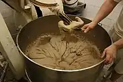 1.  酵母と生地を完全に混ぜ合わせる。