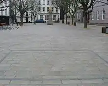 ドイツ軍の占領下だったジャージー島のロイヤル広場 (Royal Square) で、舗装を修理した石工が、占領者の足下に残した勝利のVサイン。後に、（1944年に救援物資を運んできた）赤十字社の船「SS Vega」が加えられた。その後、「1945」の年号と、さらに下って枠線が追加されて、この舗装は記念物として生まれ変わった。