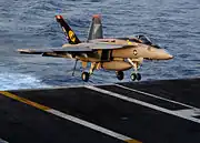 着艦するVFA-31のF/A-18E
