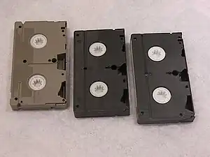 MII、VHS、および S-VHS カセットの裏面の比較