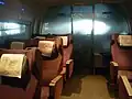 運転席と特等座席の間にあるガラスは、運転席からの操作で曇らせる事も可能。