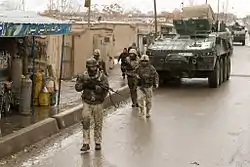 パトロール中のポーランド軍とロソマク-M3装甲兵員輸送車