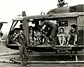 避難民を輸送するUH-1ヘリコプターとパイロット。(1975年4月29日)