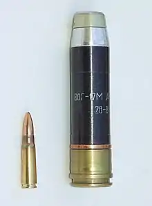 AGS-17用の30mmグレネード弾、VOG-17M(ВОГ-17М)。左の弾丸は小銃用の7.62x39mm弾