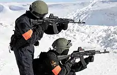 独自に改造したAK74Mを使用するロシア国内軍のスペツナズ(2013年)