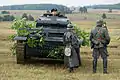 戦車兵のベレー帽をかぶってII号戦車に搭乗するイベント参加者(2012年ムワバの戦い(ドイツ語版)再現イベント)