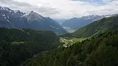 ラーゴ・ビアンコ南ダムから約1.7 km南の地点から見たポスキアーヴォ谷(Val Poschiavo)。約11 km先にポスキアーヴォ湖(Lago di Poschiavo)が見える。