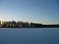 一面雪に覆われた氷湖