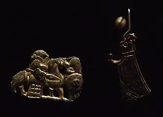 ヴァルキュリャを象ったヴァイキング時代の装飾品。典型的なヴァルキュリャの姿をした女性(右)と馬に跨り槍と剣を持つ女性(左)