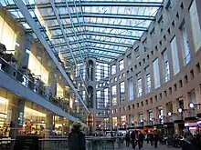 バンクーバー公共図書館のアトリウム