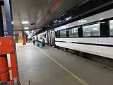 ニューデリー駅に停車する列車（2022年撮影）
