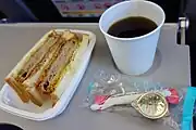メンチカツサンドとバニラマカダミアコーヒー(バニラエア)