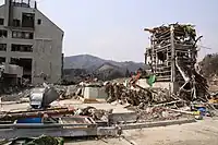 エレベーターシャフトとホームを除き消失した女川駅(2011年3月30日)