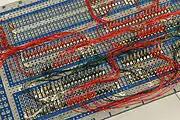 ワイヤラッピング方式の例。Motorola 6802を用いたプロトタイプ基板。（1980年制作）