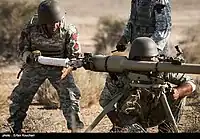 イラン海軍海兵隊のSPG-9無反動砲射手が照準を付けながら砲尾から装填手が砲弾を装填している様子